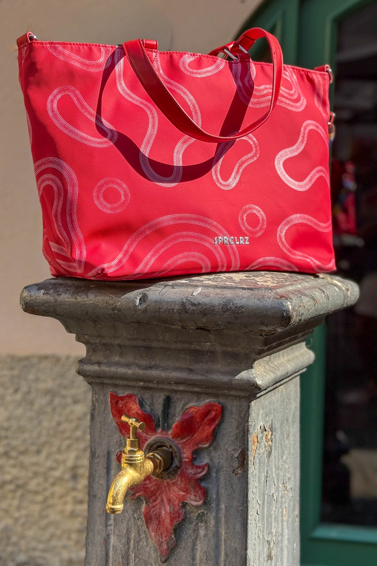 Elements Tote Medium in Crimson Code